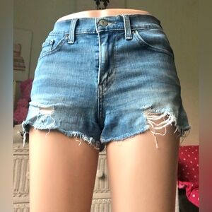 Levi’s Destructed 79% Cotton blend denim shorts high waisted blue wash Size 25